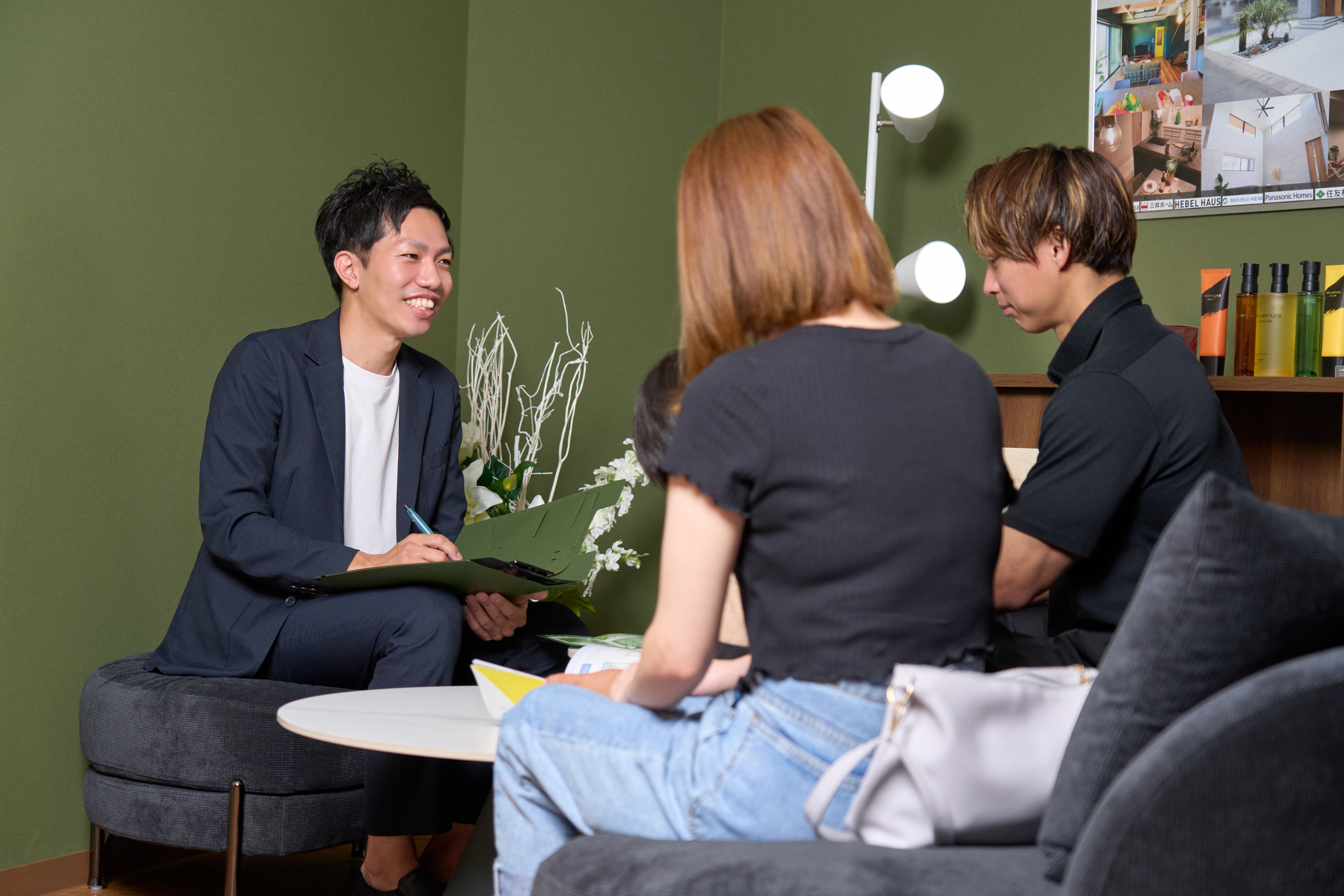 打ち合わせに同席して相談している様子
