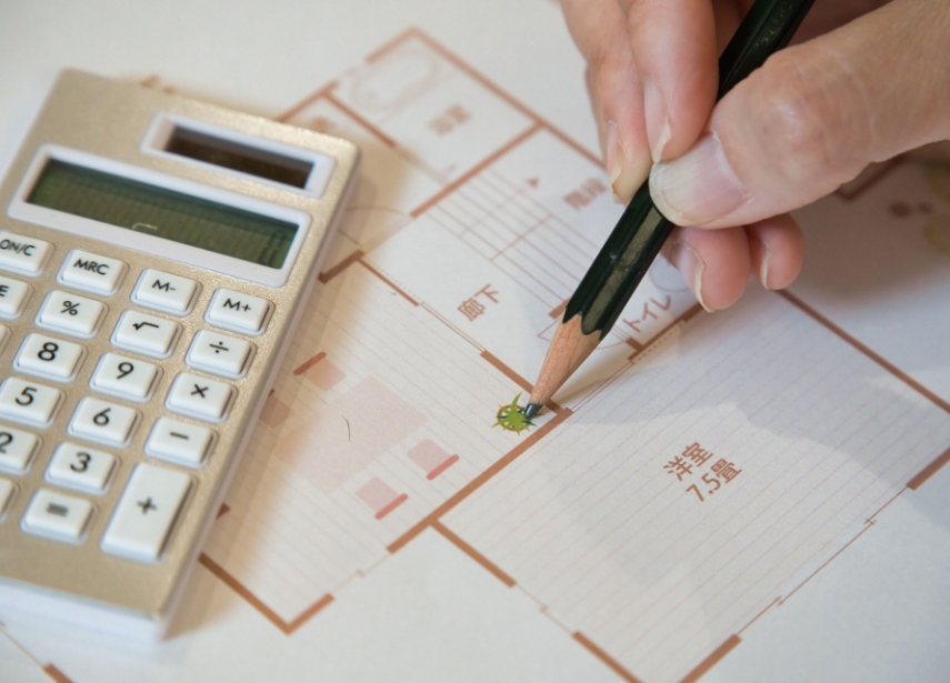 間取り図と資金計画を確認している様子